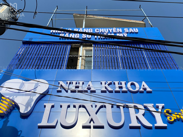 Thi công ốp biển hiệu alu chữ nổi phòng nha khoa Bình Dương