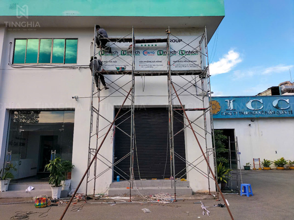 Thi công gắn bảng hiệu ốp nhựa giả đá chữ nổi mica
