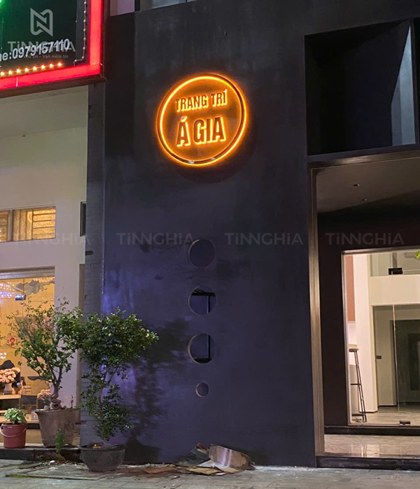 Logo công ty chữ inox nổi đèn sáng chân mica cháo TPHCM