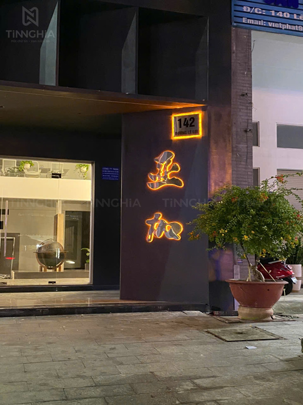 Làm biển hiệu chữ nổi inox LED sáng chân màu vàng