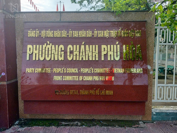 Thay bảng hiệu hành chính mới TPHCM cho Ủy ban Phường Chánh Phú Hòa