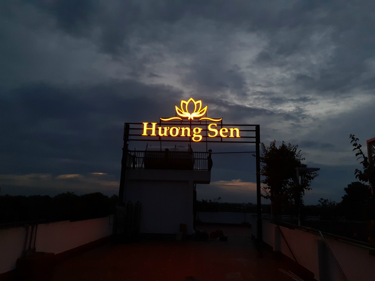 Làm bảng hiệu chữ nổi inox mặt mica đèn LED Bình Dương