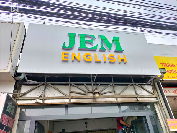 Bảng hiệu chữ mica Bàu Bàng cho khách hàng trung tâm Jem English