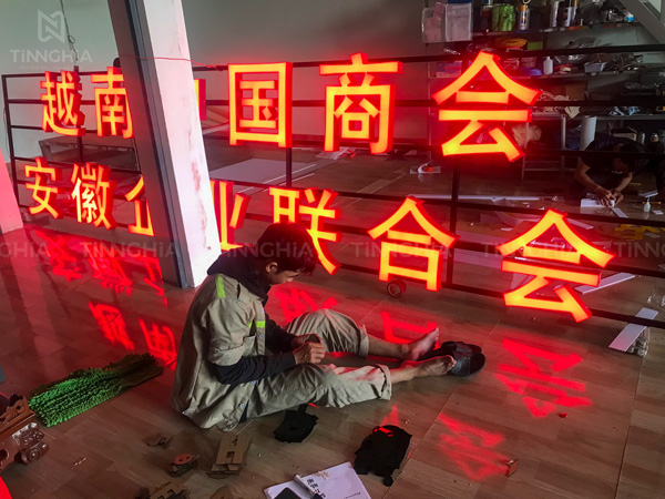 Làm biển hiệu khung sắt chữ nổi tiếng Trung đèn LED đẹp