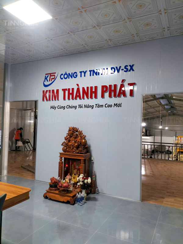 Logo tên công ty gắn backdrop văn phòng