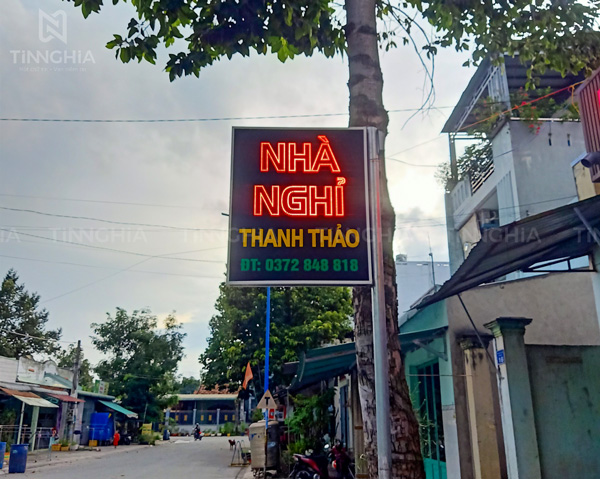 Hộp đèn quảng cáo nhà nghỉ sáng hiệu ứng đấu LED ruồi