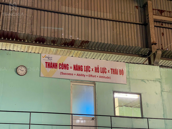 Bảng hiệu in bạt giá rẻ làm câu khẩu hiệu trong nhà xưởng