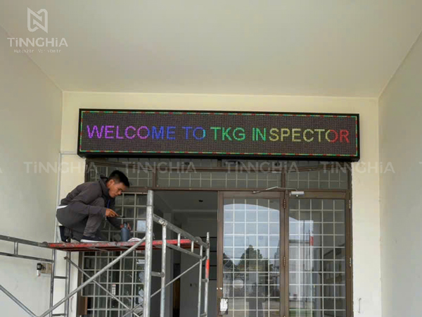 Thi công gắn bảng LED ma trận full màu (khách hàng: Công ty Vinafoam)