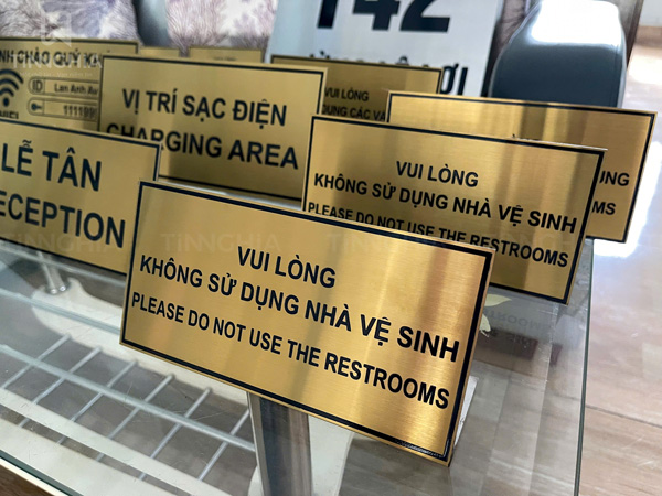 Biển inox vàng xước ăn mòn, biển chỉ dẫn giá rẻ