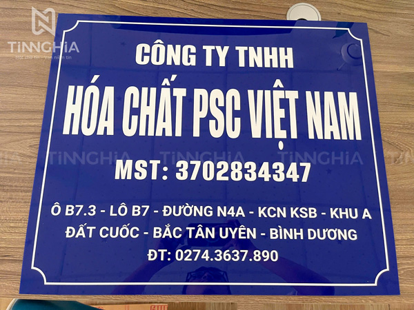 bảng hiệu mica Tân Uyên