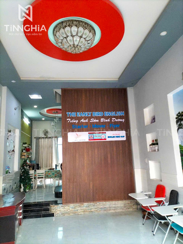 Vách ngăn nhựa giả gỗ đẹp gắn trong nhà