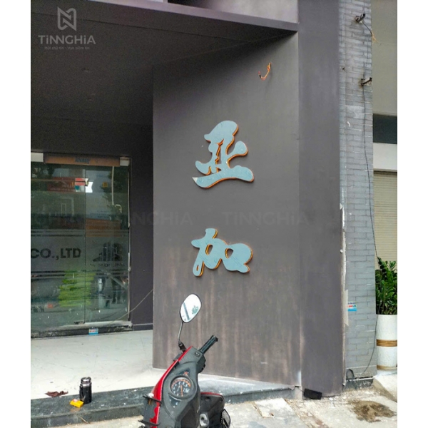 GIA CÔNG CHỮ INOX TRẮNG XƯỚC CHO BẢNG HIỆU
