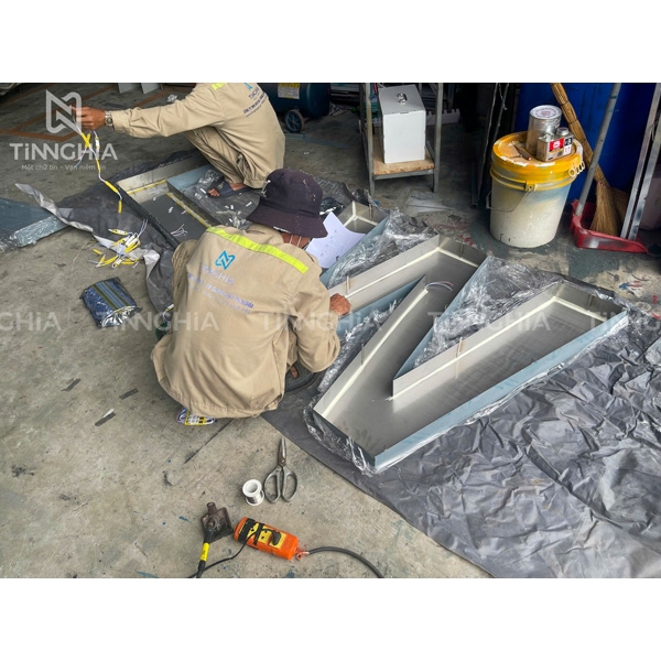 CHỮ NỔI INOX ĐÈN LED HẮT CHÂN