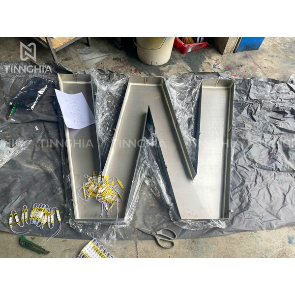 CHỮ NỔI INOX ĐÈN LED HẮT CHÂN