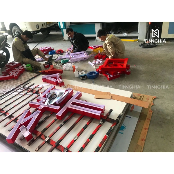Làm bảng hiệu mica bình dương