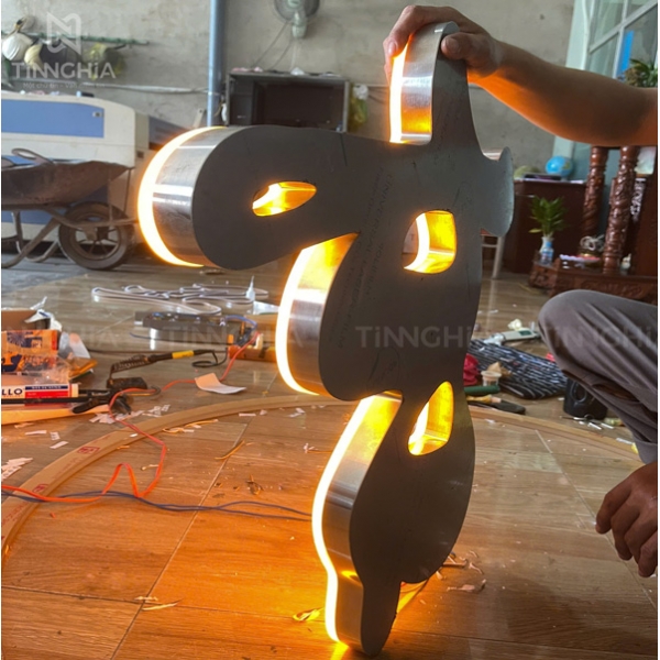GIA CÔNG CHỮ INOX TRẮNG XƯỚC CHO BẢNG HIỆU