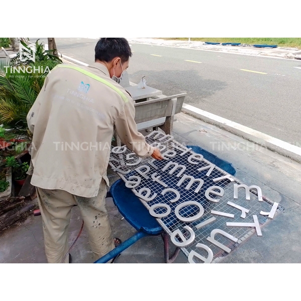LÀM BẢNG HIỆU INOX THUẬN AN
