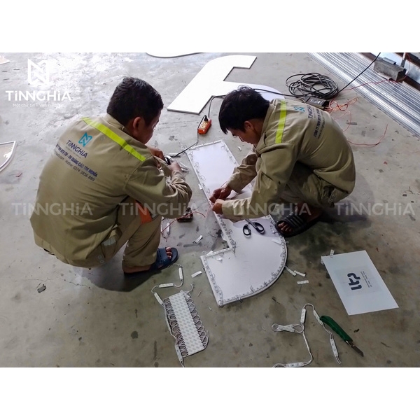 LÀM BẢNG HIỆU INOX THUẬN AN