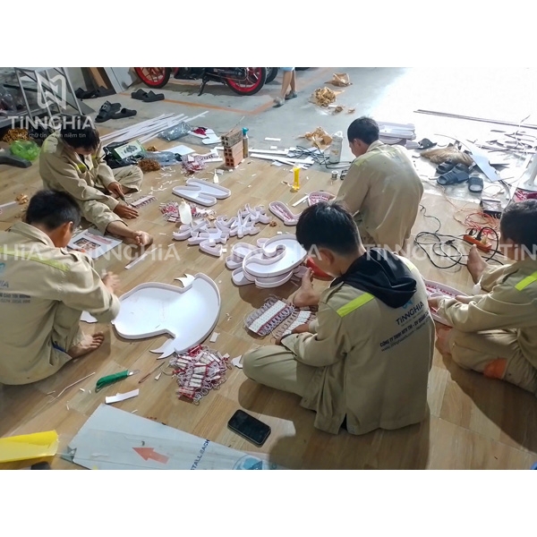 LÀM BẢNG HIỆU MICA BẾN CÁT