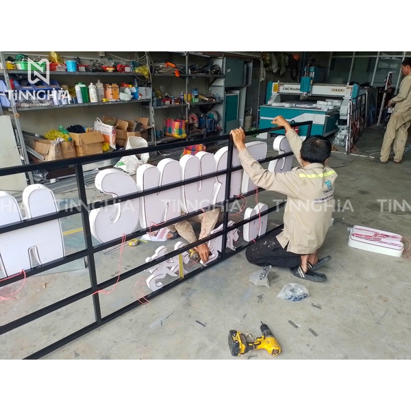LÀM BẢNG HIỆU MICA BẾN CÁT