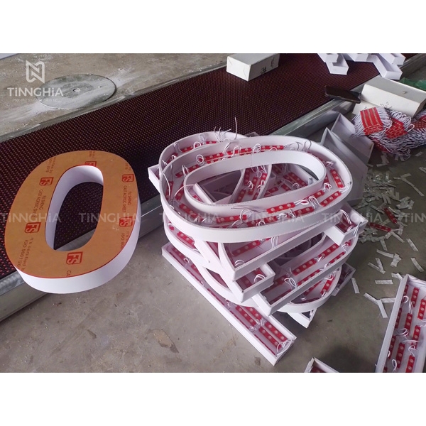 LÀM BẢNG QUẢNG CÁO BÀU BÀNG BẰNG TÔN LAM