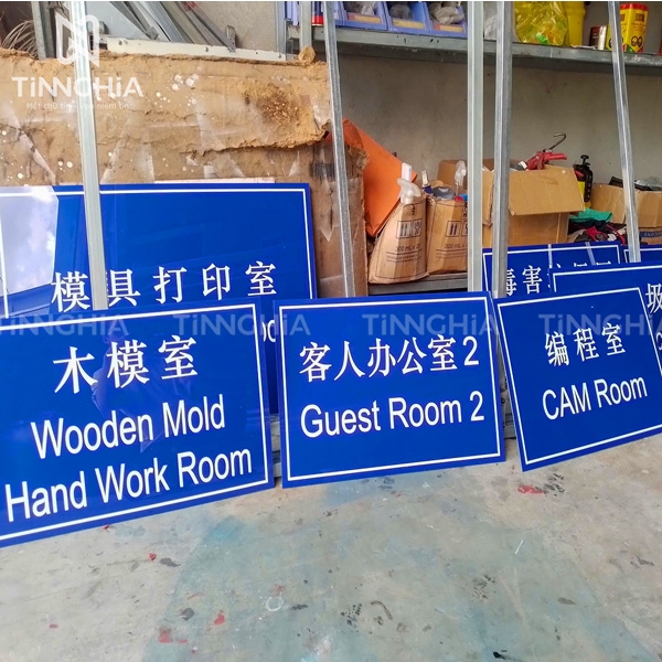 LÀM BẢNG TÊN VĂN PHÒNG DĨ AN | LÀM BẢNG MICA PHUN SƠN GIÁ RẺ