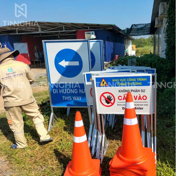 LÀM BIỂN BÁO THI CÔNG DĨ AN | BIỂN CẢNH BÁO CÔNG TRÌNH ĐANG THI CÔNG