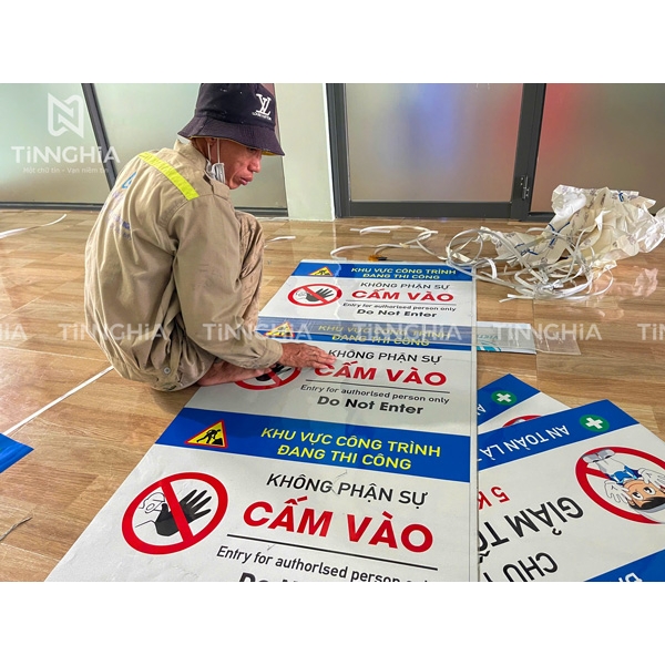 LÀM BIỂN BÁO THI CÔNG DĨ AN